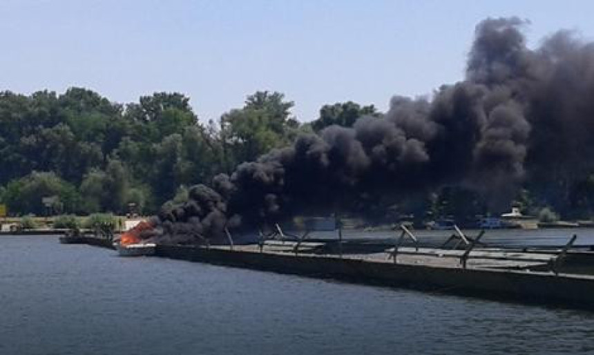 Izgorio čamac kod plaže lido