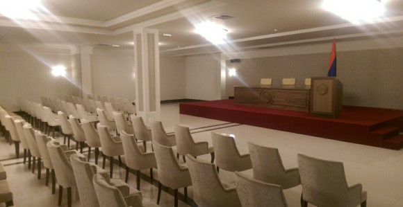 Luksuzna zgrada Vlade prazna