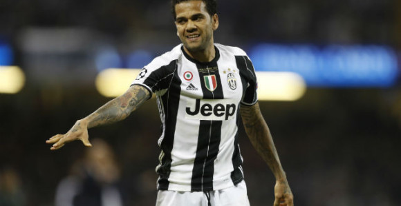 Pukla ljubav Juventusa i Alvesa!