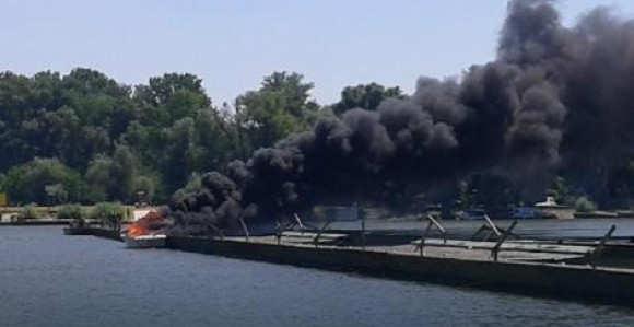 Izgorio čamac kod plaže lido