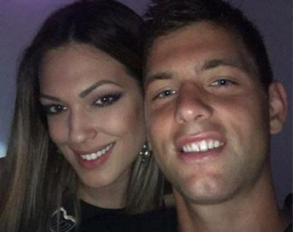 Nina uživa sa teniserom