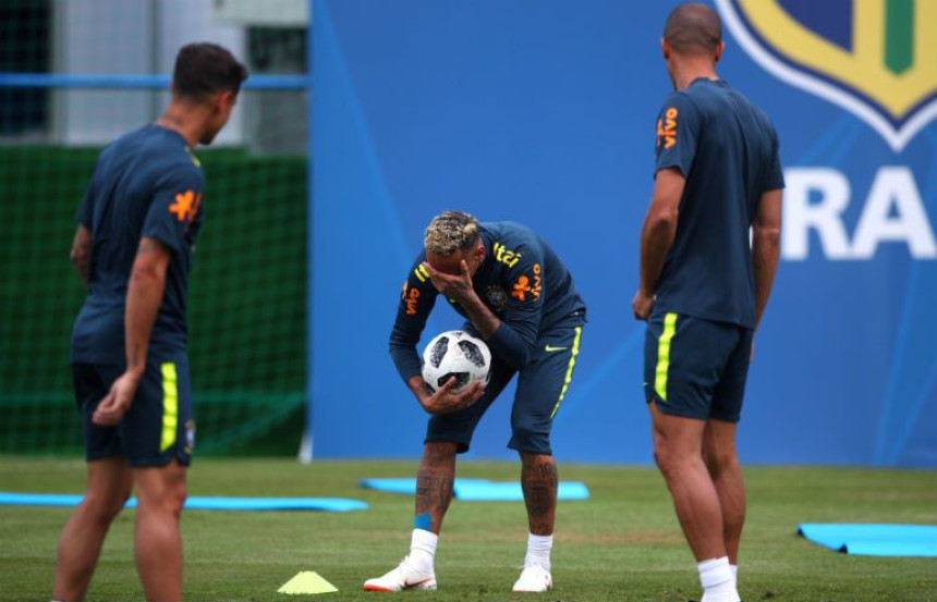 Како се повриједио Нејмар? Погодила га лопта!