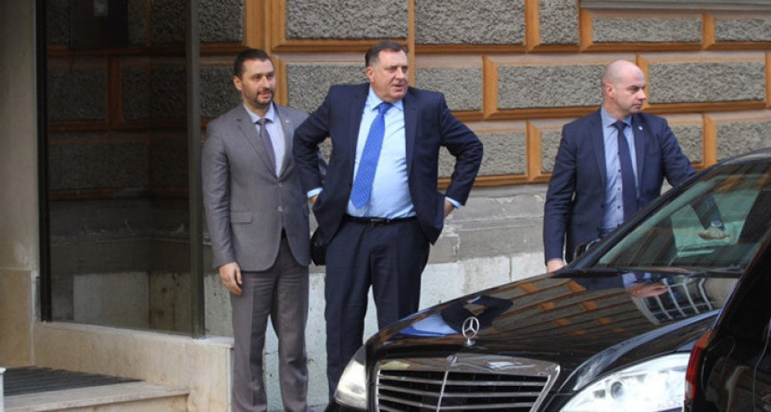 Vlast BiH: Spušta li Dodik loptu?