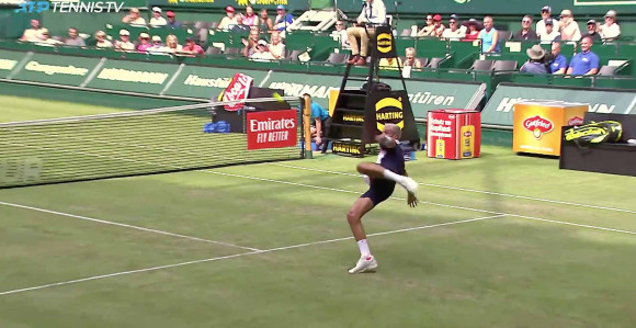 Видео: Фудбалица на тениском терену? Ма, може...