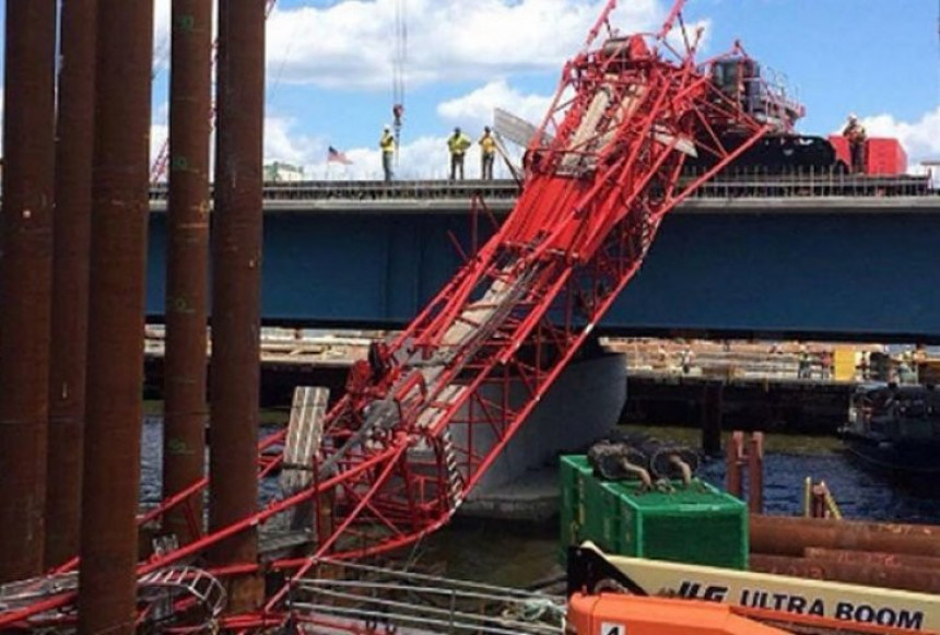 Haos u Njujorku: Kran se srušio na most