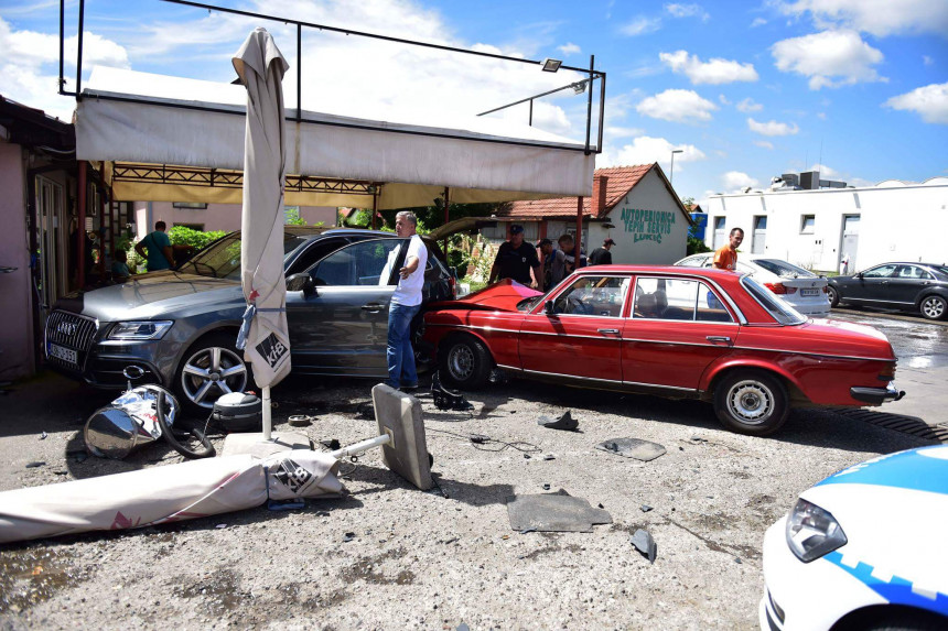 Bijeljina: Mercedesom uletio u auto-praonicu