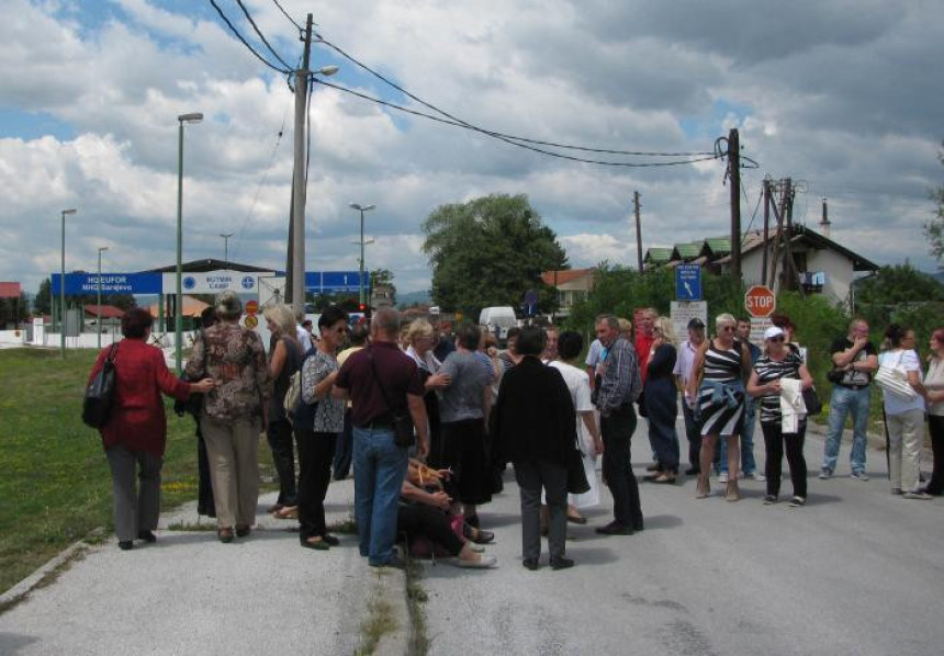 Бивши радници блокирали НАТО базу Бутмир