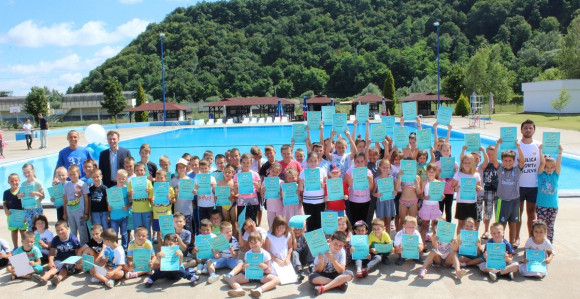 Ugljevik: Diplome za najmlađe plivače