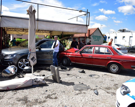 Бијељина: Мерцедесом улетио у ауто-праоницу