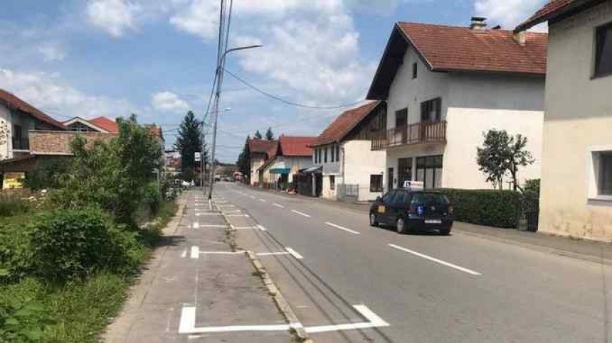 Samo kod nas: Na trotoaru - parking!