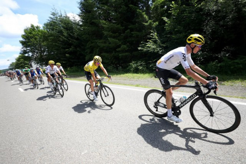 Тур: Томас славио у 12. етапи и задржао жуту мајицу!