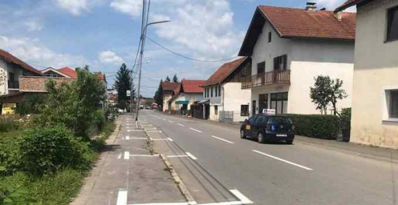 Само код нас: На тротоару - паркинг!