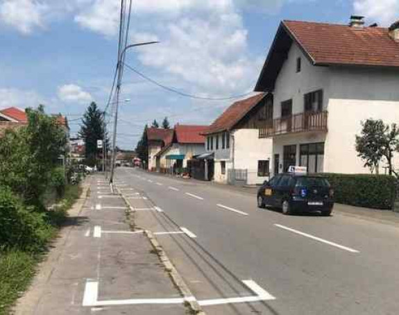 Samo kod nas: Na trotoaru - parking!