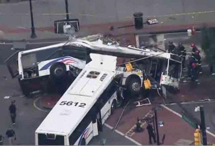 SAD: 18 povrijeđenih u sudaru autobusa