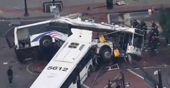 SAD: 18 povrijeđenih u sudaru autobusa