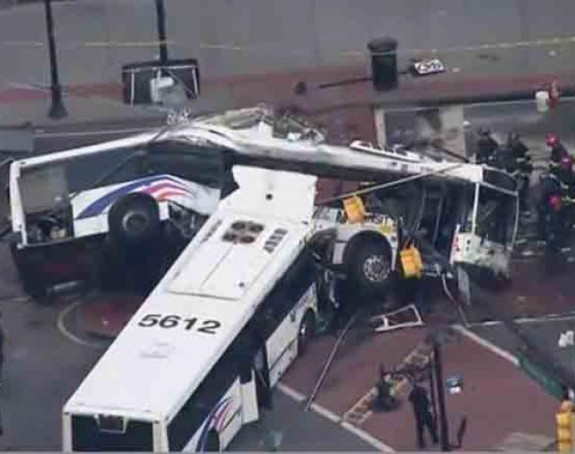 САД: 18 повријеђених у судару аутобуса