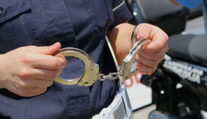 U SA uhapšen muškarac s torbom punom oružja
