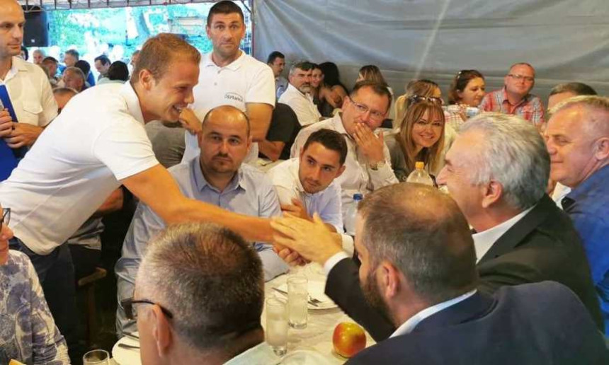 Opozicija zbija redove, sve učestaliji susreti