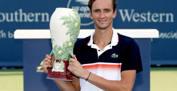 Медведев: Ко не ризикује, тај не пије шампањац!