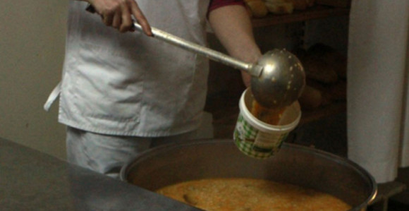 Javne kuhinje posuđuju namirnice za obrok gladnima! 