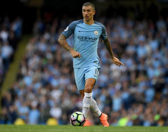 Legenda Arsenala: Kolarov podsjeća na Bobija Mura!