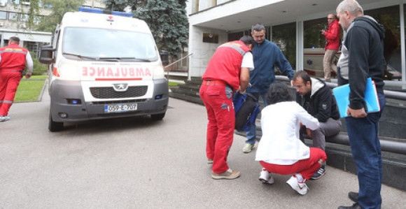 Gladni štrajkači ispred Skupštine