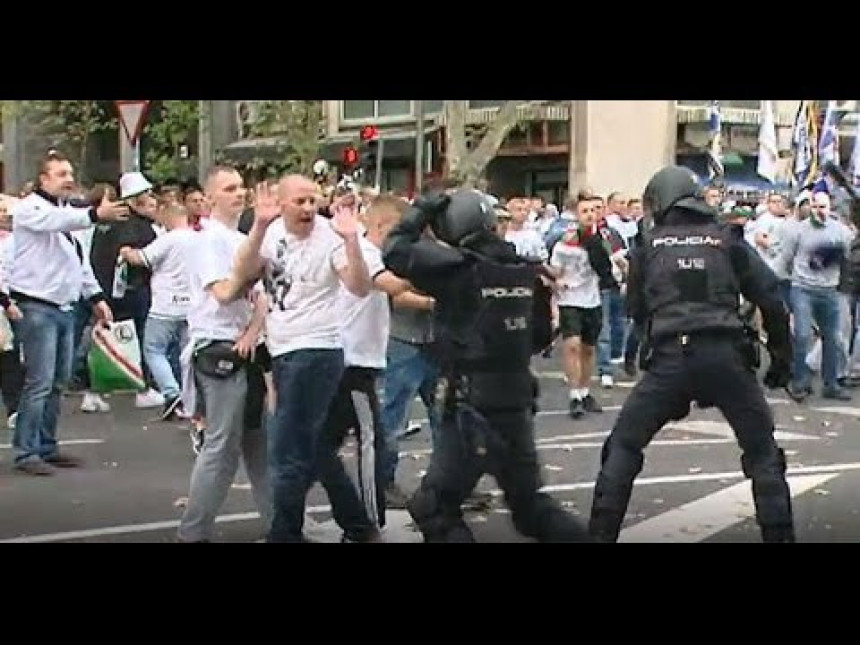 Video: ''Navijači'' Legije se tukli sa policijom pola sata!