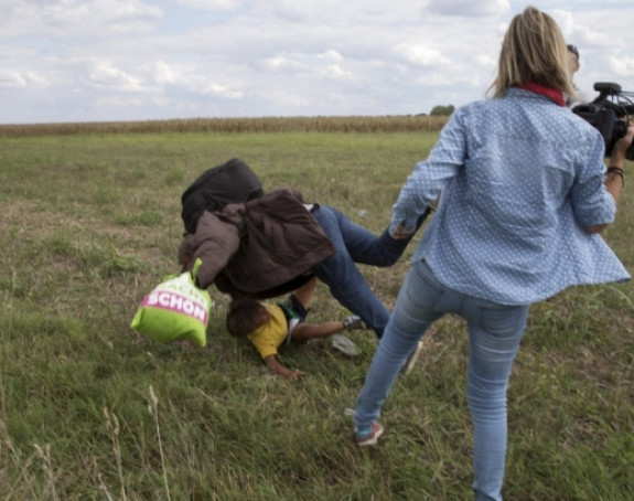 Nagrađena snimateljka koja šutira migrante