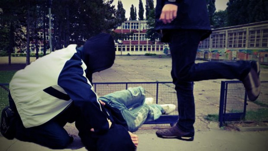 Претукли дјечака на одмору