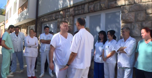 Медицинари и даље против владе