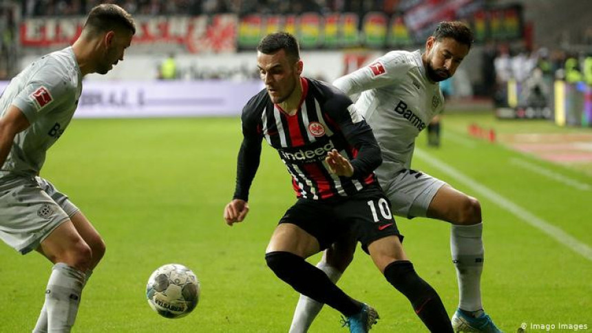 Priča: Bio je jalovi umetnik, sada je singerica!