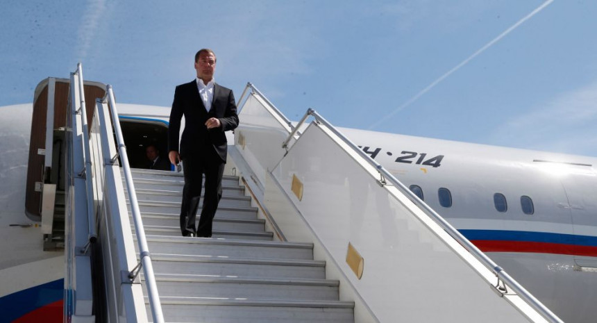 Медведев стигао у Београд, дочекала га премијерка