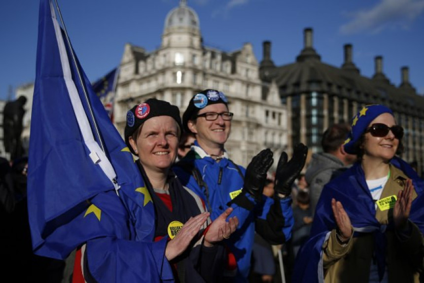 Radost među demonstrantima u Velikoj Britaniji