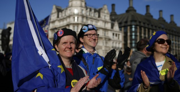 Радост међу демонстрантима у Великој Британији