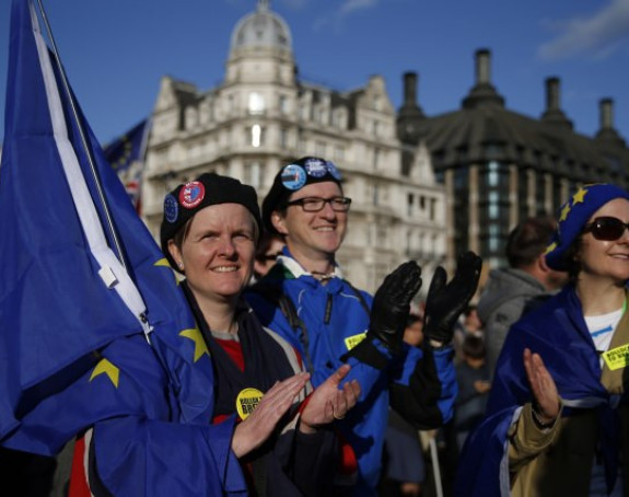 Radost među demonstrantima u Velikoj Britaniji