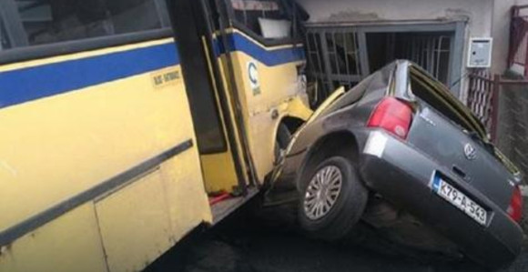 Minibus sletio s puta, osam povrijeđenih