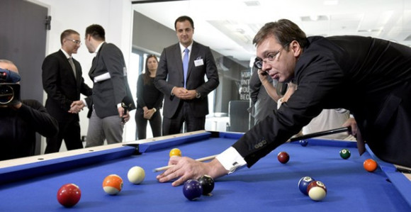Pogledajte kako Vučić igra bilijar (Video)