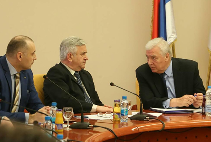 Подјела у клубу посланика ДНС-а