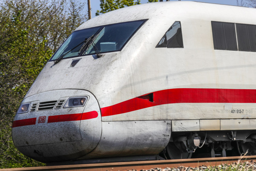 Стали возови у Канади због штрајка возача