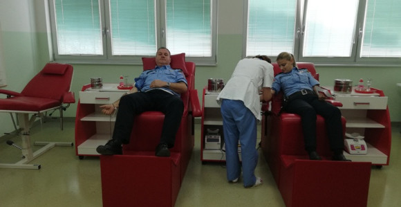 Policajci iz Gradiške dali krv 