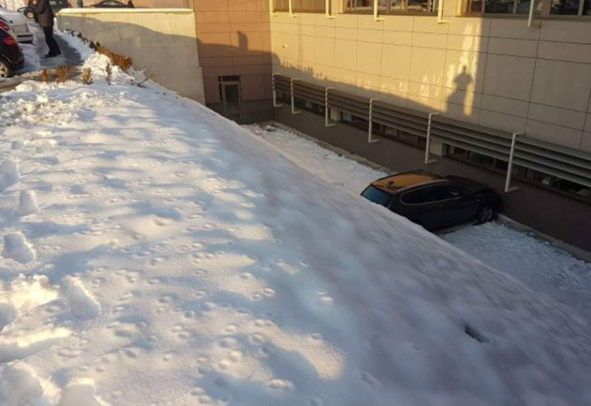 Automobil sletio s parkinga