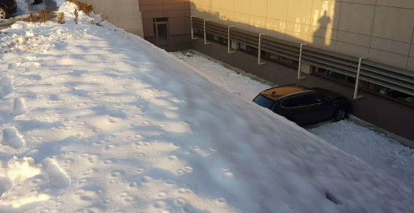 Automobil sletio s parkinga