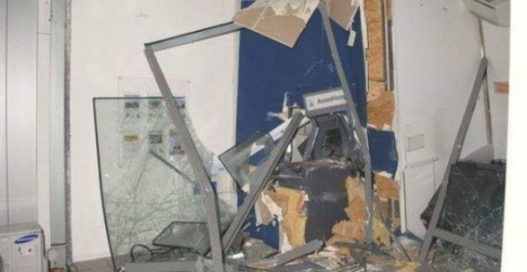 Челичним сајлама чупали банкомате