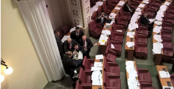 Drama u Saboru, Pernara iznijeli