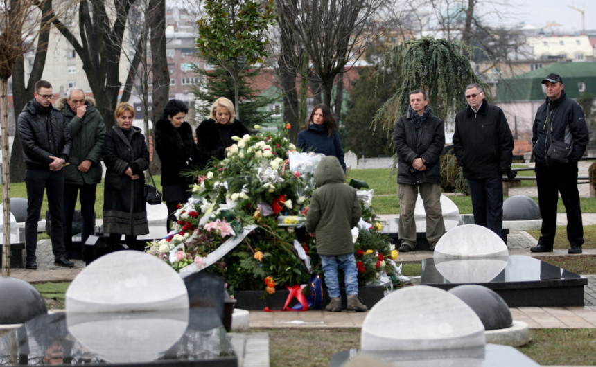 Bogdan prvi put na očevom grobu