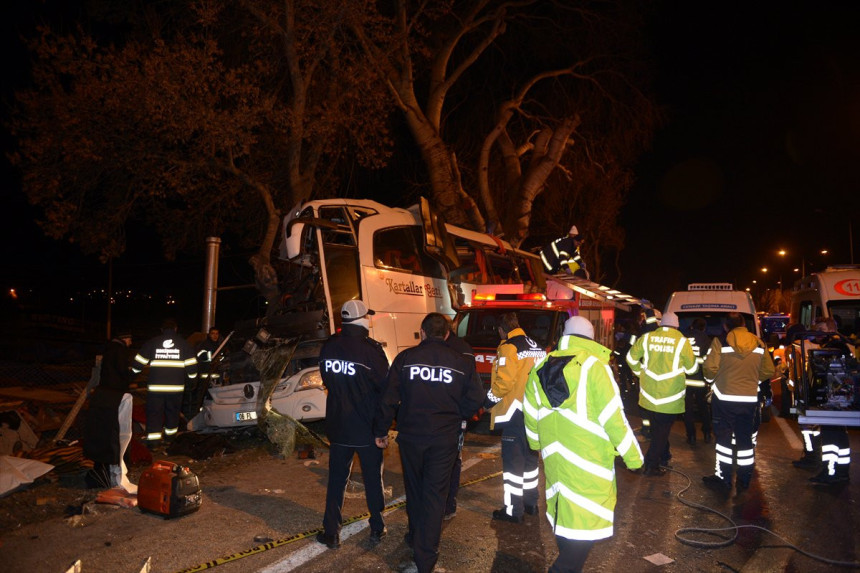 Najmanje 11 osoba poginulo