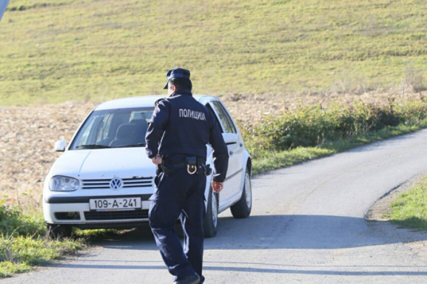 Pijana djevojka pobjegla policiji