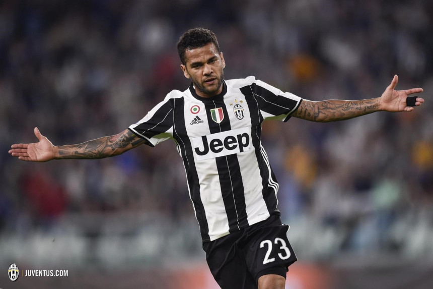 Alves kritikovao Upravu Barselone!