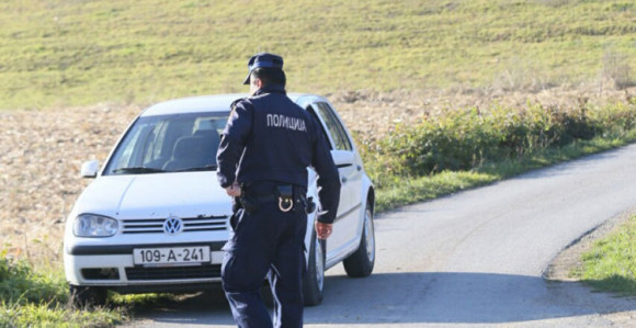 Pijana djevojka pobjegla policiji