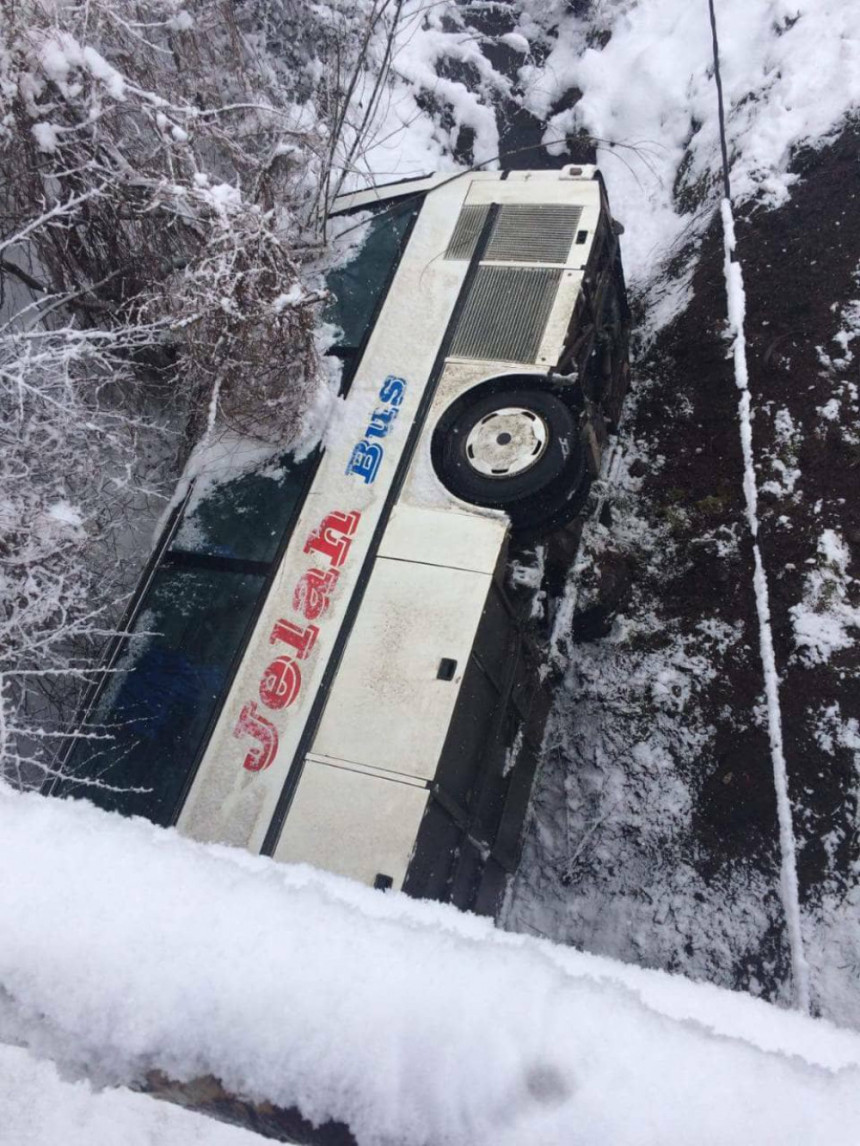 Autobus sletio u provaliju